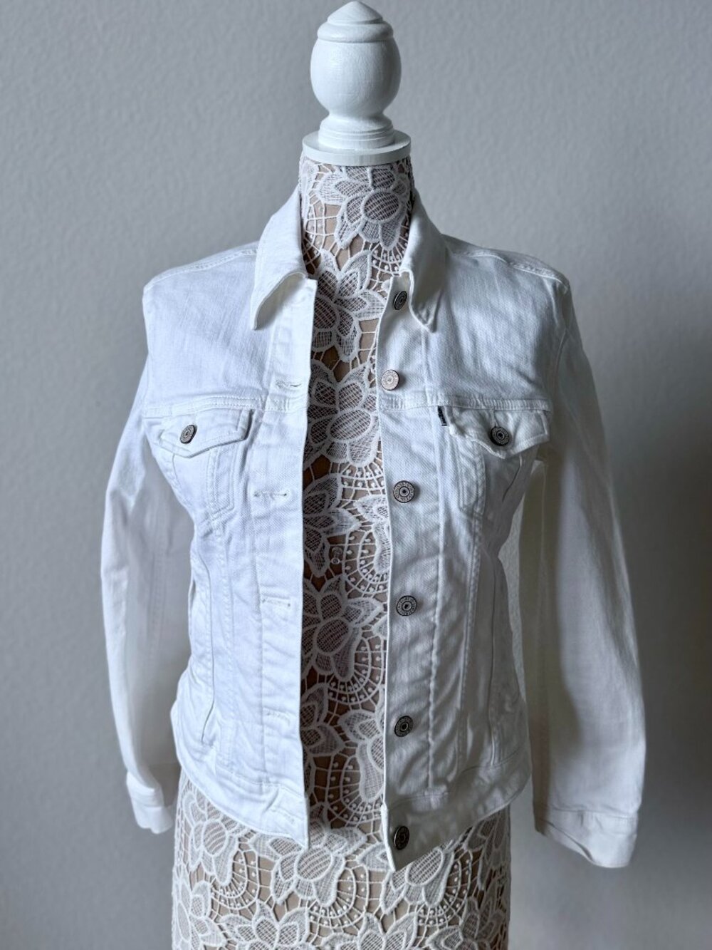 Levi’s White Denim Jacket – Size XS